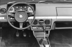 Alfa Romeo Alfetta 2000 (1977) - Lenkrad und Armaturenbrett