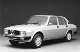 Alfa Romeo Alfetta 2000 (1977) – mit Zweilitermotor und viereckigen Scheinwerfern