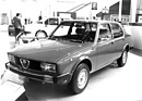 Alfa Romeo Alfetta 2000 (1977) - neue Version mit überarbeiteter Wagenfront und Zweiliter-Motor mit 122 PS - Genfer Autosalon 1977