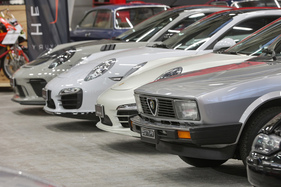 Alfa Romeo Alfetta 2000 (1978) - sticht zwischen den Porsches geradezu hinaus - 42. Auto e Moto d'Epoca 2025