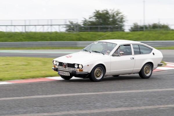 Alfa Romeo Alfetta GT in schneller Kurvenfahrt - Alfa Classic Wachau 2024