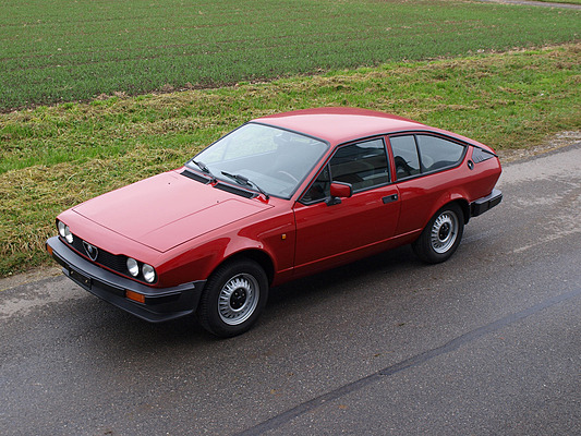 CHF 9'000 wurde für diesen Alfa Romeo Alfetta GTV 2.0 von 1982 geboten, wenig, aber genug für einen Zuschlag ohne Vorbehalt
