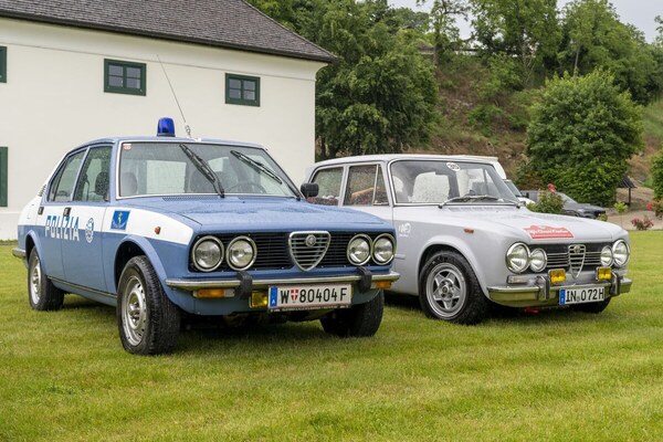Alfa Romeo Alfetta als Polizeilimousine und Giulia Limousine in Grau - Alfa Classic Wachau 2024