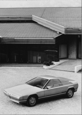 Alfa Romeo Delfino (1983) - mit passenden Architekturhintergrund