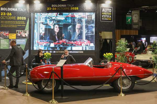 Bild: Alfa Romeo Disco Volante (1952) – Zentrum des Standes von Auto e Moto d'Epoca (23. bis 26. Oktober 2025 in Bologna) – Rétromobile Paris 2025