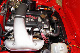 Alfa Romeo Duetto 1750 Spider Veloce (1969) - Der klassische Alfa-Zweinockenwellen-Motor im Bug des Duetto (1969)