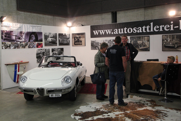 Alfa Romeo Duetto Spider wirbt für die Autosattlerei - Oldtimermesse St. Gallen 2018