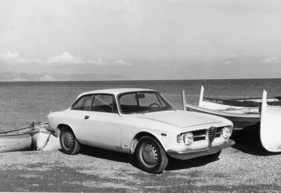 Alfa Romeo GT 1300 Junior (1966) - die kleinen Coupés wurden besonders gerne am Strand fotografiert