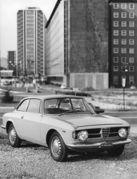 Alfa Romeo GT 1300 Junior (1967) - nur die ersten Serien zeigten den grossen Alfa-Romeo-Kühlergrill