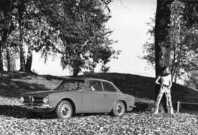 Alfa Romeo GT 1300 Junior (1970) - das Kleid des Coupés änderte sich kaum, die Mode schon