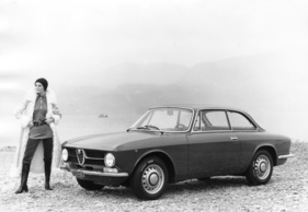 Alfa Romeo GT 1300 Junior (1970) - im Zuge der Modellpflege war der Kühlergrill flacher geworden, die Scheinwerfer kleiner