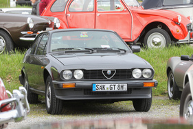 Alfa Romeo GTV 2.0 (1982) - Transaxle-Coupé in seiner modellgepflegten Ausührung - Albisgütli Classic Cars & Bikes April 2023 Alfa Romeo GTV 2.0 (1982) - Transaxle-Coupé in seiner modellgepflegten Ausührung - Albisgütli Classic Cars & Bikes April 2023