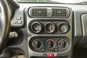 Alfa Romeo GTV 2.0 TS 16V (1998) - Zusatzinstrumente in der Mittelkonsole, Klimaanlage kostete anfänglich in Deutshland DM 3000 Aufpreis