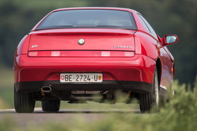 Alfa Romeo GTV 2.0 TS 16V (1998) - eine aufwändige Mehr-Lenker-Hinterachse hält das Coupé auf der Strasse