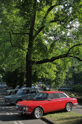 Alfa Romeo GTV 2000 (1972) - das Parken unter den Bäumen erfreute nicht jedermann - 40. Oldtimer-Meeting Baden-Baden 2016