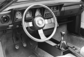 Alfa Romeo GTV 6 (1981) - das Armaturenbrett wurde gegenüber dem Vorgänger aufgefrischt, der Tacho ist nun vor dem Fahrer