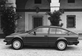 Alfa Romeo GTV 6 (1981) - elegante gestreckte Silhouette Alfa Romeo GTV 6 (1981) - elegante gestreckte Silhouette