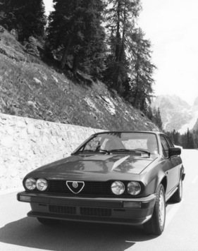 Alfa Romeo GTV 6 (1981) - gut sichtbar der Buckel auf der Motorhaube zur Aufnahme des Sechszylinders
