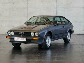 Alfa Romeo GTV 6 2,5 (1985) - als Lot 34 angeboten an der Dorotheum-Versteigerung an der Classic Expo Salzburg am 15. Oktober 2022