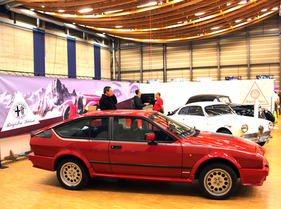 Alfa Romeo GTV 6 2.5 Grand Prix (1986) - nur gerade 800 Exemplare der mit einem Bodykit von Rayton Fissore ausgerüsteteten Grand-Prix-Versionen wurden hergestellt - in der Clubshow - Oldtimer- und Teilemarkt Fribourg 2014