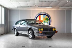 Alfa Romeo GTV6 (1981) - als Lot 153 angeboten an der Artcurial Le Mans Classic Versteigerung am 30. Juni 2023