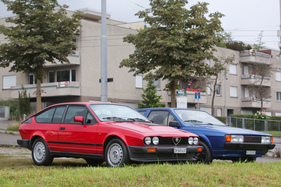 Alfa Romeo GTV6 (1984) - neben einem VW Scirocco der zweiten Generation - Albisgütli Classics - Cars & Bikes August 2021