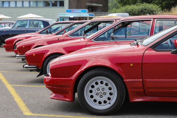 Alfa Romeo GTV6 (1985) - in einer Reihe mit weiteren Alfetta- und GTV-Modellen - Albisgütli Classics Cars & Bikes Juli 2025