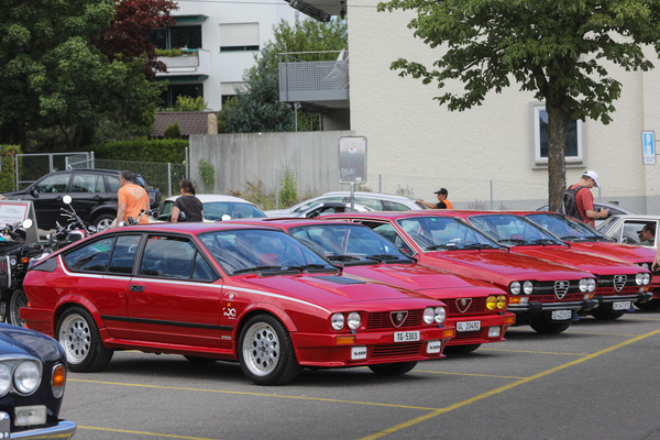 Alfa Romeo GTV6 (1985) - zusammen mit früheren Alfetta-Coupé-Modellen in Reih und Glied - Albisgütli Classics Cars & Bikes Juli 2025