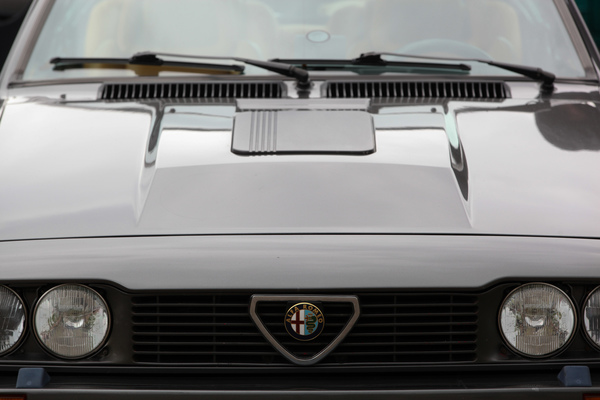 Alfa Romeo GTV6 (1986) - die Abdeckung verrät den Sechszylinder - OSMT Zug am 5. Mai 2019