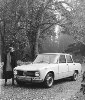Alfa Romeo Giulia 1300 Super (1970) - die Giulia hat sich kaum verändert, die Frauenmode schon