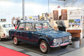 Alfa Romeo Giulia 1300 ti (1966) -mit 50'690 km und Bandtacho für EUR 23'500 aus zweiter Hand angeboten - Retro Classics Stuttgart 2017