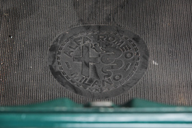 Alfa Romeo Giulia 1300 ti (1967) - Alfa-Zeichen auf der Kofferraum-Gummimatte