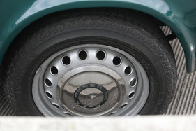 Alfa Romeo Giulia 1300 ti (1967) - Stahlräder mit Chrom-Radkappen