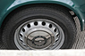 Alfa Romeo Giulia 1300 ti (1967) - Stahlräder mit Chrom-Radkappen (© Daniel Reinhard, 2019) Alfa Romeo Giulia 1300 ti (1967) - Stahlräder mit Chrom-Radkappen (© Daniel Reinhard, 2019)