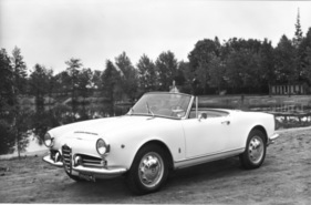 Alfa Romeo Giulia 1600 Spider (1963) - erkennbar an der Hutze auf der Motorhaube