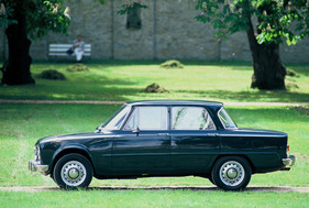 Alfa Romeo Giulia (1964) - charakteristisch geformte Limousine