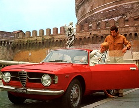 Alfa Romeo Giulia GT 1300 Junior (1966) - der Herr hilft der Dame ins Auto - Aufnahme aus einem Verkaufsprospekt
