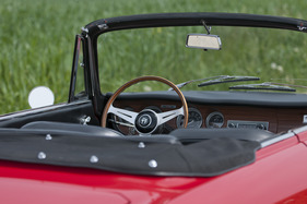 Alfa Romeo Giulia GTC (1966) - Holzlenkrad und Holz am Armaturenbrett