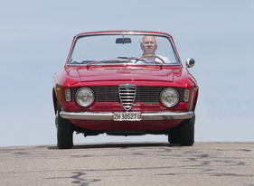 Alfa Romeo Giulia GTC (1966) - von vorne kaum von der geschlossenen Variante zu unterscheiden, sähe der "Innenraum" nicht viel luftiger aus