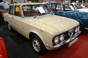 Alfa Romeo Giulia Nuova (1975) - mit weniger Chrom, aber mehr Plastik - InterClassics Maastricht 2019