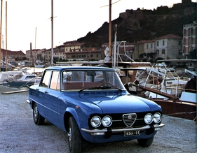 Alfa Romeo Giulia Nuova Super (1978) - beim Kühler hält Plastik Einzug