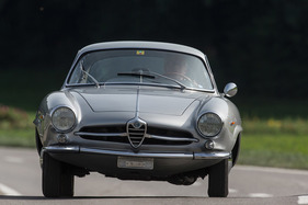 Alfa Romeo Giulia SS (1964) - die Seitenneigung wird aussen stärker wahrgenommen als innen