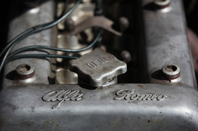 Alfa Romeo Giulia Spider 1600 (1962) - Alfa-Schriftzug auf dem Zylinderkopf