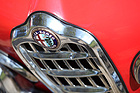 Alfa Romeo Giulia Spider 1600 (1962) - Alfa-Zeichen am Bug