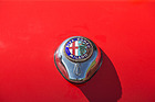 Alfa Romeo Giulia Spider 1600 (1962) - das Alfa-Zeichen auf dem Kofferraumdeckel