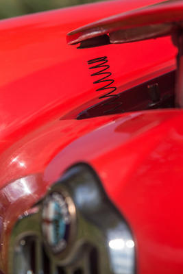 Alfa Romeo Giulia Spider 1600 (1962) - die Feder hält die Motorhaube leicht offen