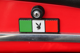 Alfa Romeo Giulia Spider 1600 (1962) - italienisches Playboy-Häschen auf dem Armaturenbrett