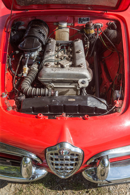 Alfa Romeo Giulia Spider 1600 (1962) - längs eingebauter Vierzylinder mit zwei obenliegenden Nockenwellen