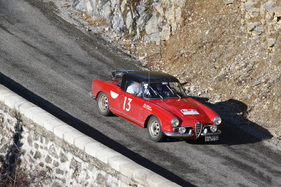 Alfa Romeo Giulia Spider 1600 Veloce (1965) - mit aufgeschnalltem Reserverad mit Schneekette - AvD Histo Monte 2017