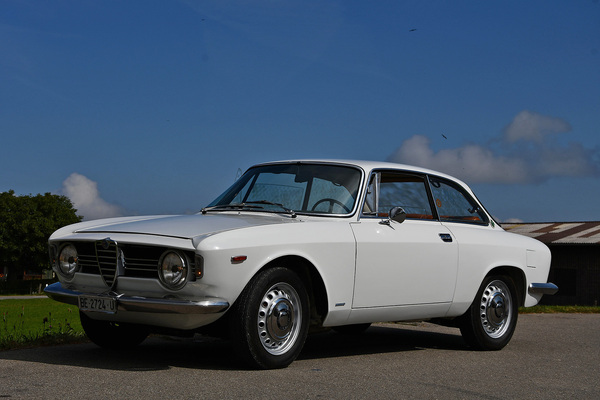 Bild: Alfa Romeo Giulia Sprint 1600 GT Veloce (1966) - als Lot 123 angeboten an der Versteigerung Oldtimer Galerie Toffen in Gstaad vom 29. Dezember 2021
